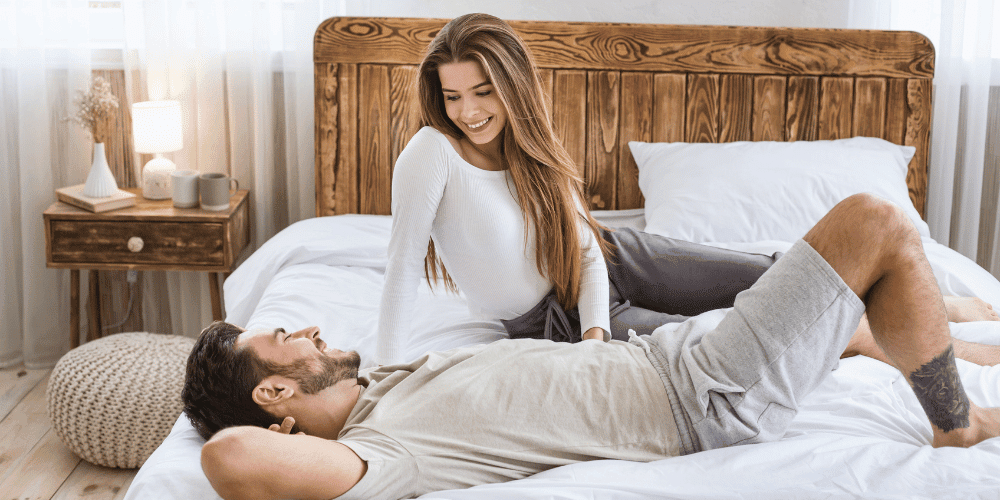 tips-sexo-durante-periodo-menstrual-fantastico-pareja-hablando-en-la-cama-mejoresjuguetessexuales.com