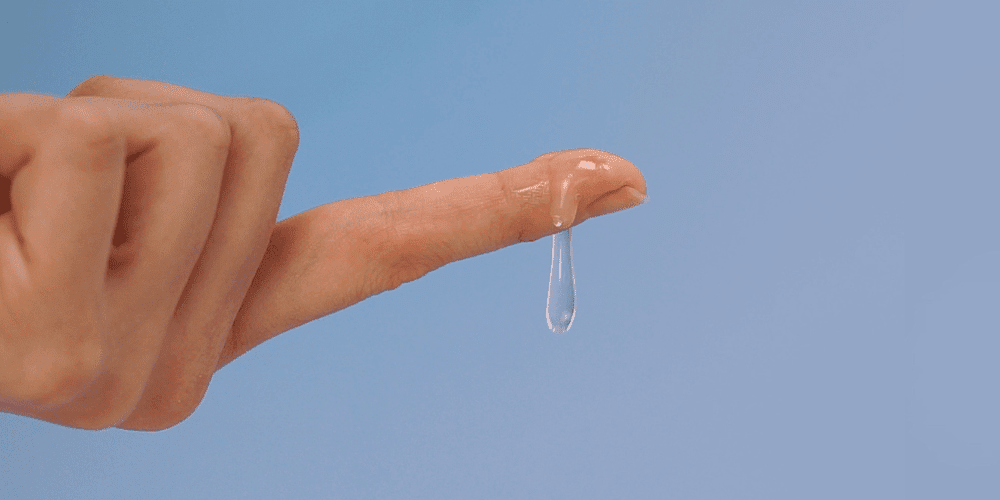 guia-para-usar-lubricantes-con-juguetes-sexuales-dedo-con-lubricante-mejoresjuguetessexuales.com